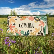 Bunte Gutschein-Karte auf blühender Wiese