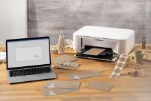 Laptop und Drucker auf Schreibtisch mit Weihnachtsdekoration