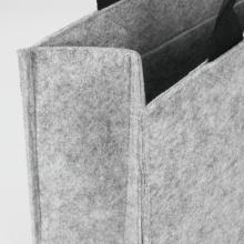 Graue Filztasche mit schwarzen Griffen