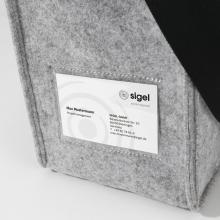 Graue Filztasche mit einer eingelegten weißen Visitenkarte