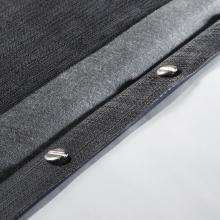 Dunkler Stoff mit zwei Schrauben