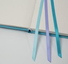 Notizbuch mit drei bunten Bändern