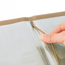 Hand zieht Schnur durch Zeltschlaufe