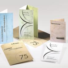 Verschiedene Einladungskarten in verschiedenen Farben und Designs auf einem Tisch