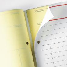 Gelbes und weißes Formularpapier mit Lochung