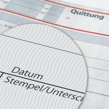 Quittungsformular mit Zoom auf Linienmuster, Wörter Datum, Stempel/Unterschrift
