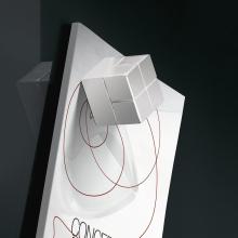 Silberner Würfel auf weißer, grafisch gestalteter Fläche mit roten Linien