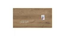 Holzwand mit LED light-Aufschrift und befestigtem Foto
