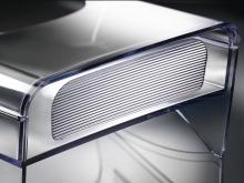 Metallisch glänzende Oberfläche mit parallelen Linien