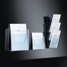 Prospekte in klaren Haltern auf schwarzem Hintergrund