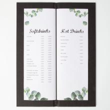 Speisekarte mit Soft- und Heißgetränken, dekoriert mit grünen Blättern