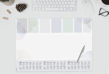 Tastatur, Brille und Kalender auf Schreibtisch