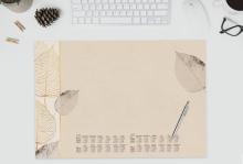 Kalenderblatt mit Blättermuster, Tastatur, Maus, Stift