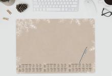Tastatur, Maus und Stifte auf Tisch mit beige Kalenderunterlage