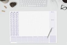 Kalender-Planer auf Schreibtisch; Stifte, Brille, Kaffee