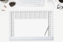 Schreibtisch mit Kalenderblock, Tastatur und Maus 