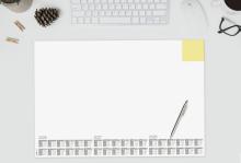 Schreibtisch mit Tastatur, Kalender und Stift Oben links Tannenzapfen und Kaffeetasse