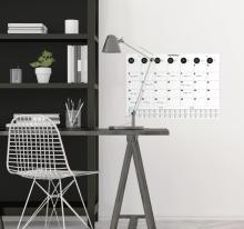 Schreibtisch mit Lampe, Wandkalender