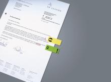 Brief mit Text zur Kundenzufriedenheit, gelbem und grünem Pfeil markiert