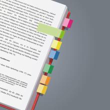 Offenes Buch mit bunten Markern am Rand