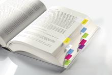 Geöffnetes Buch mit bunten Registerkarten