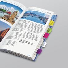 Reiseführerseite über Hamburg mit Bildern und Text, bunte Registerkarten ragen heraus
