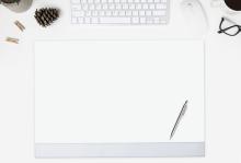 Tastatur über leerem Blatt Papier, Stift rechts