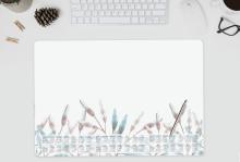 Tastatur und Maus auf Schreibtisch, Kalenderunterlage mit Blattmuster