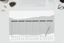 Schreibtisch mit Wochenplaner, Kaffeetasse und Tastatur