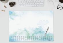 Tastatur, Kugelschreiber und Kalender auf Schreibtisch