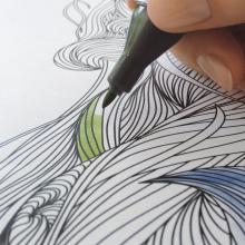 Hand färbt Zeichnung mit einem grünen Stift Linienmuster auf Papier