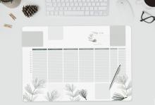 Wochenplaner auf Schreibtisch mit Tastatur, Maus und Stift