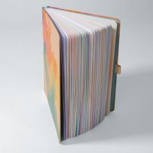 Das Bild zeigt das Jolie Journal von oben mit farbigen Register  und Fächerseiten