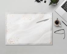 Schreibtisch mit Laptop, Kaffeetasse, Brille und Notizbuch