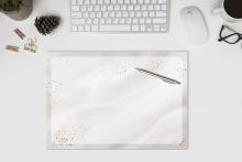 Tastatur, Maus, Brille, Stift, Tannenzapfen auf weißem Schreibtisch