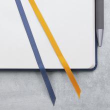 Notizbuch mit blauem und gelbem Band, Stift rechts