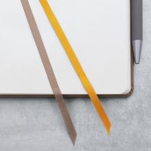 Offenes Notizbuch mit zwei Lesebändchen und einem Stift