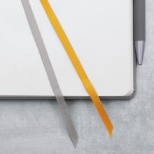 Notizbuch mit grauem und gelbem Band, grauer Stift