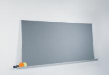 MU010-Pinboard-90x180-quer-in-Schiene+Deko.jpg