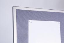 Korktafel mit Papier und Pins