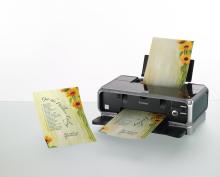 Drucker gibt verziertes Papier mit Sonnenblumenmotiv aus