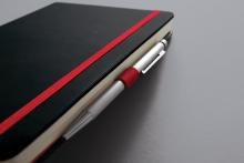 Notizbuch-Conceptum-RedEdition-Stiftschlaufe.jpg