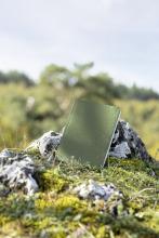 Notizbuch auf moosbewachsenen Steinen Hintergrund: unscharfer Wald