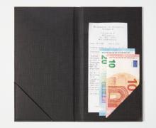 Rechnungs-Mappe-RM100-schwarz-mit-Geld.jpg