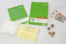 Kassenberichte, Lieferscheine und Münzen Euro-Geldscheine daneben platziert