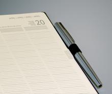 TK-vertikal-A4-Stiftschlaufe-Kalender-2025-Conceptum.jpg