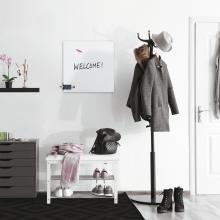 Garderobe mit Mantel, Hut und Schuhen Wandtafel Welcome! links