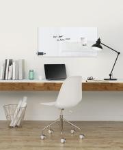 Minimalistischer Schreibtisch mit Whiteboard