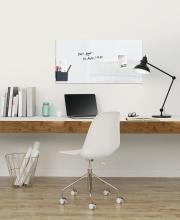 Moderner Schreibtisch mit Laptop, Lampe und Whiteboard
