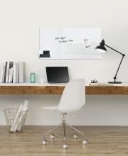 Moderner Schreibtisch mit Lampe, Laptop und Whiteboard
